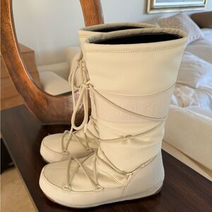 Slightly used  in great condition off White Moon Boot